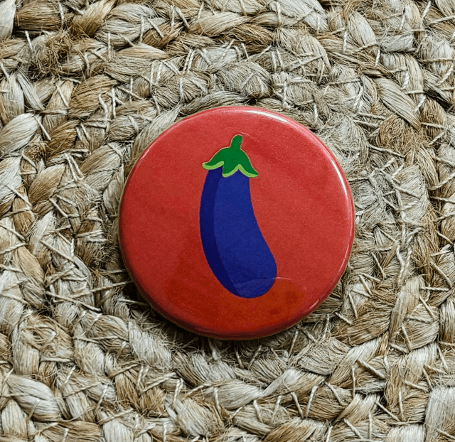 Badge &quot;pour les meufs&quot; emoji aubergine
