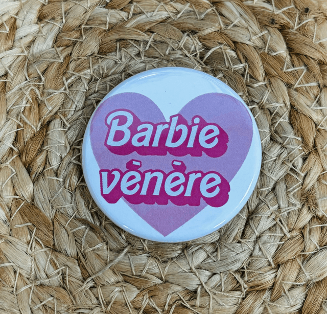 Badge Barbie vénère